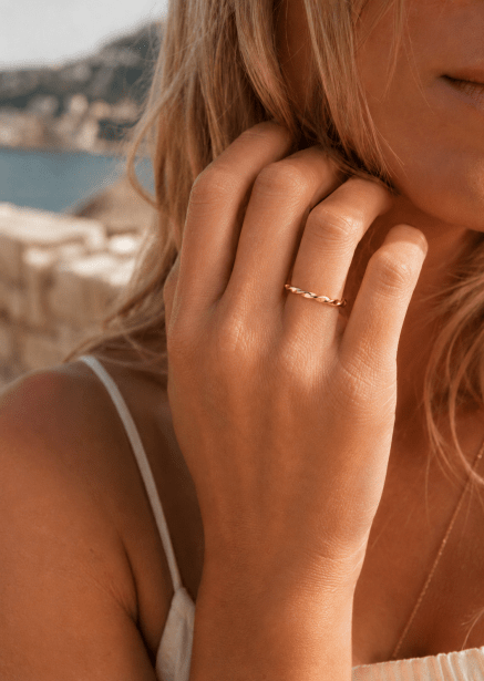 Ring Twist Whisper - 18k Guldpläterad