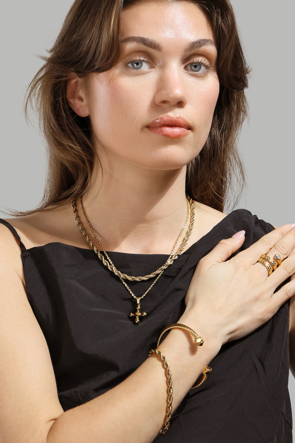 Emerald Cross Brown Halsband – 18k Guldpläterat