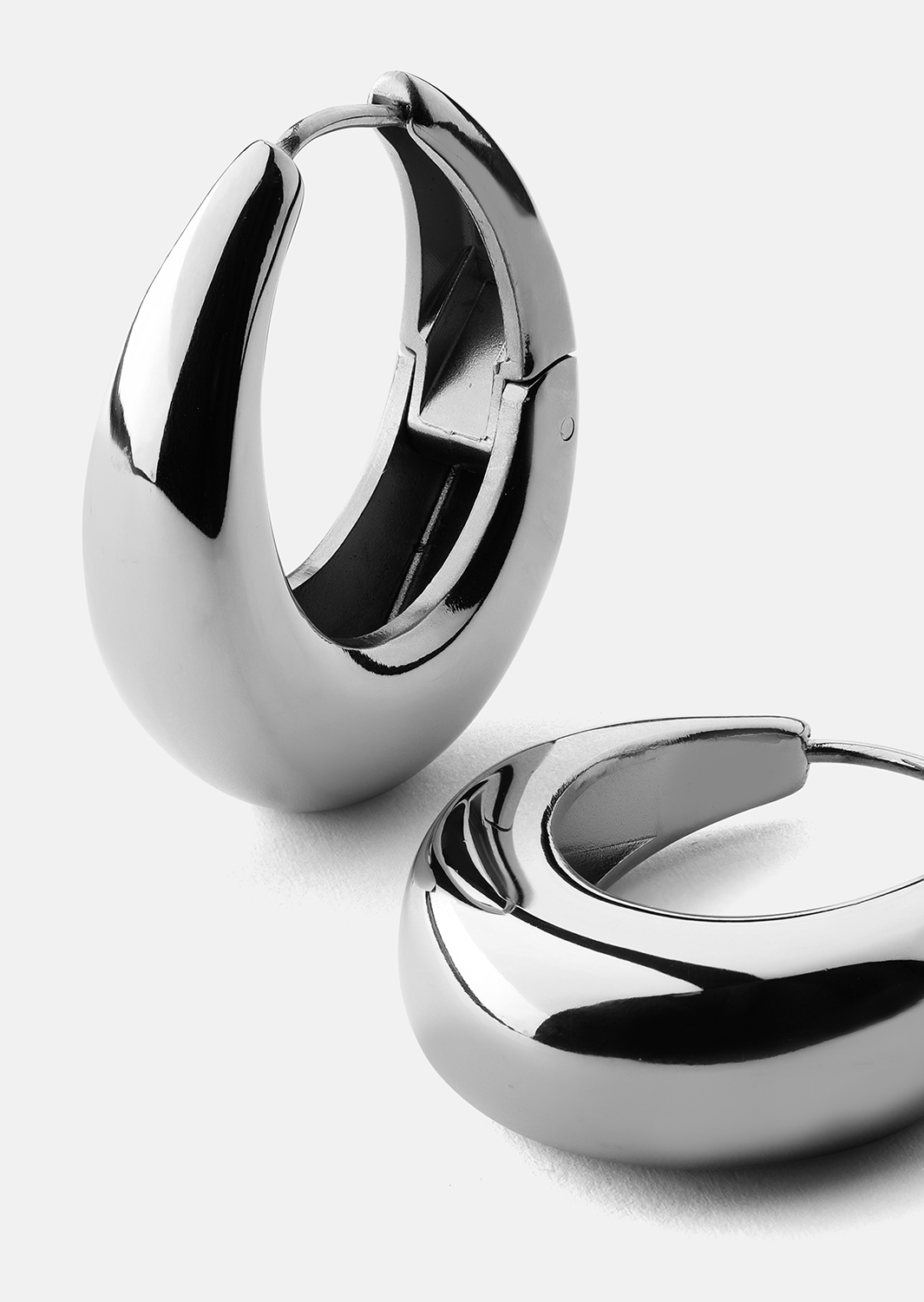 Örhängen Bold Curve – Silverpläterade